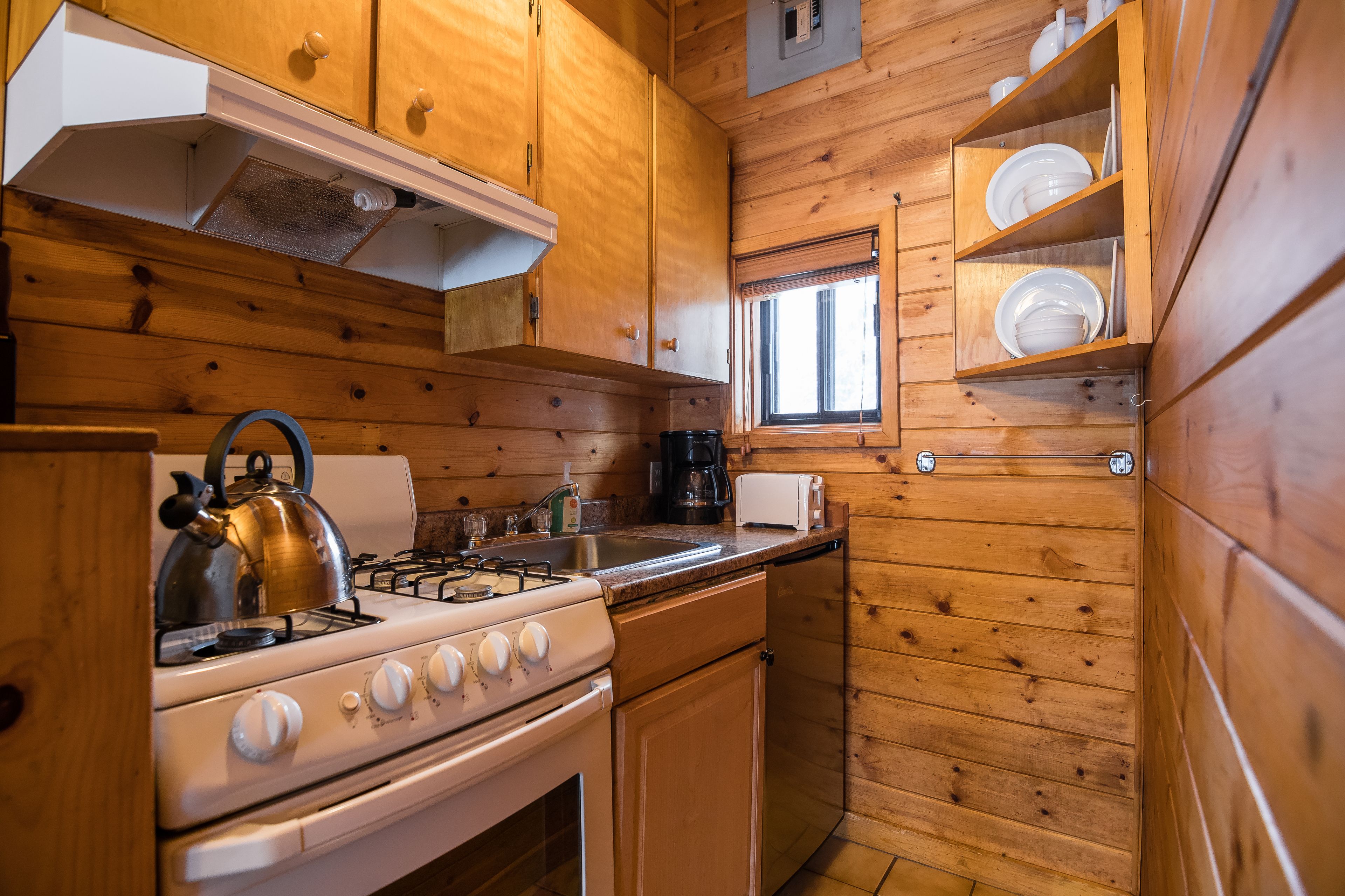 chalet (cedar) | private kitchen | fridge, microwave, oven, coffee/tea maker