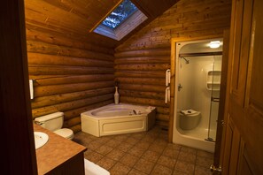 Chalet Deluxe, 1 habitación | Baño | Amenidades de baño de diseñador, secadora de cabello, toallas 