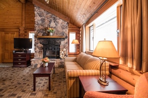 Chalet Deluxe, 1 habitación | Área de sala de estar | Televisión de pantalla plana, chimenea y reproductor de DVD