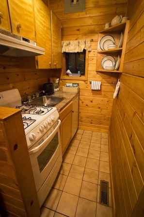Chalet (Cedar) | Yksityinen keittonurkkaus | Jääkaappi, mikroaaltouuni, uuni, kahvin-/teenkeitin