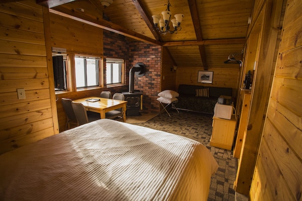 Chalet (Cedar) | Oleskelualue | Taulutelevisio, takka, DVD-soitin, iPod-telakointiasema