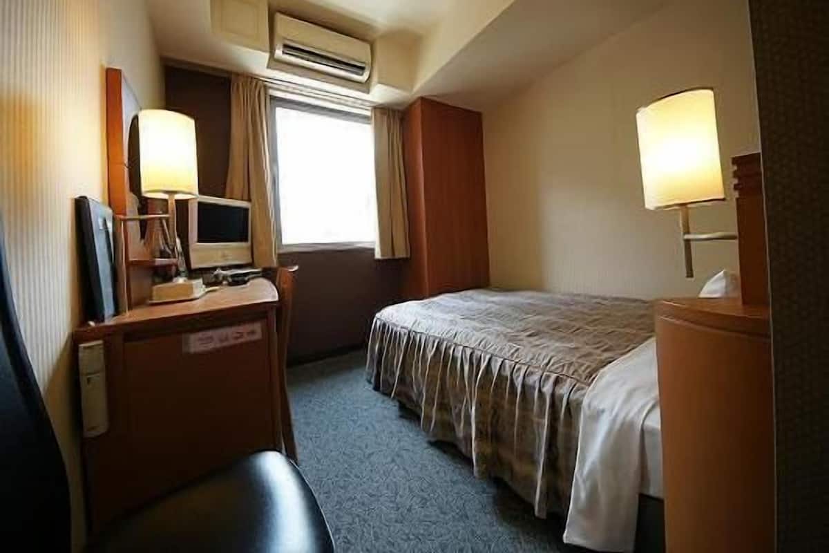 Desk, blackout drapes, WiFi (free), bed sheets