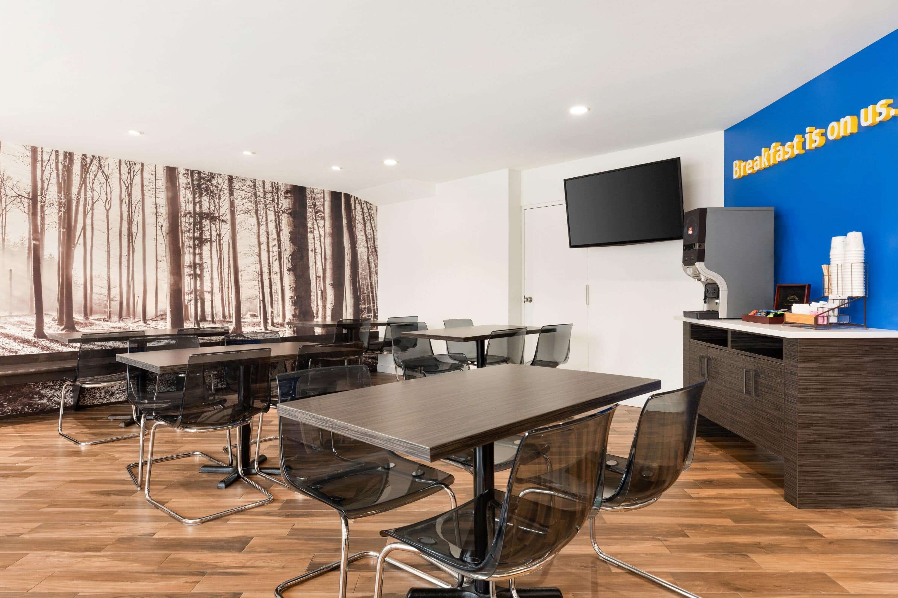 Free buffet breakfast on weekdays