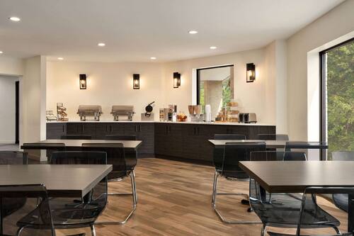 Free buffet breakfast on weekdays