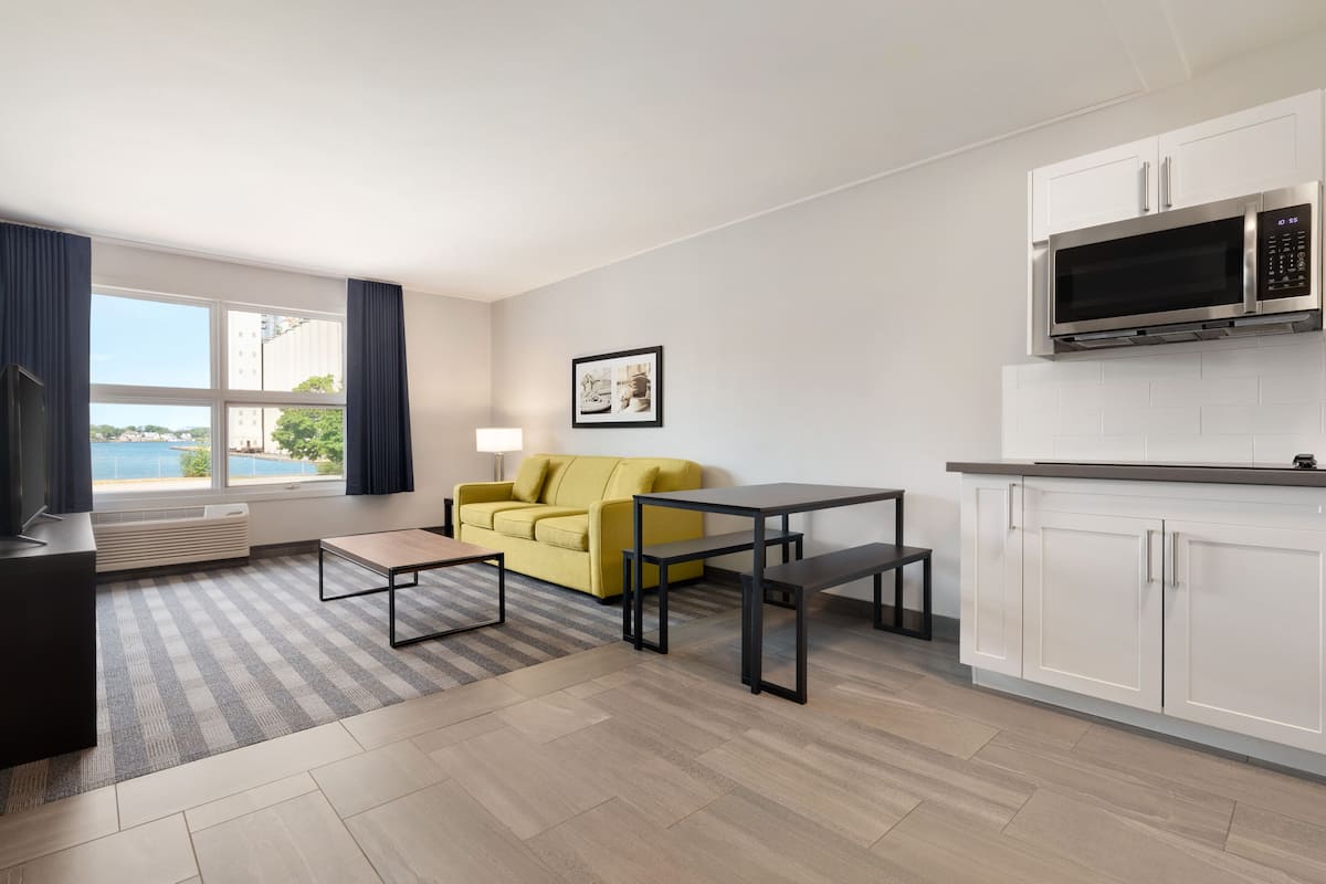 suite, 1 bedroom, non smoking, harbour view (1 king bed) | 1 bedroom, desk, laptop workspace, blackout curtains