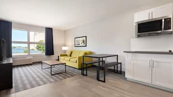 1 habitación, escritorio y espacio para trabajar con laptop