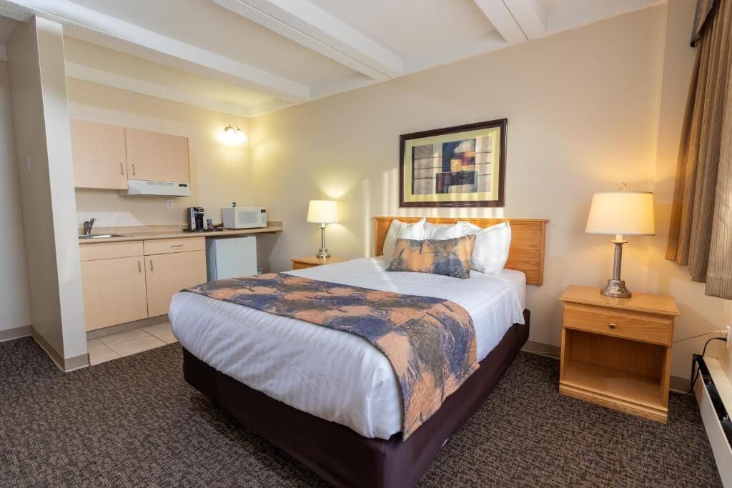 room, 1 queen bed | premium bedding, pillow-top beds, desk, laptop workspace
