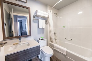 Familien-Suite, 2 Schlafzimmer, Kochnische | Badezimmer