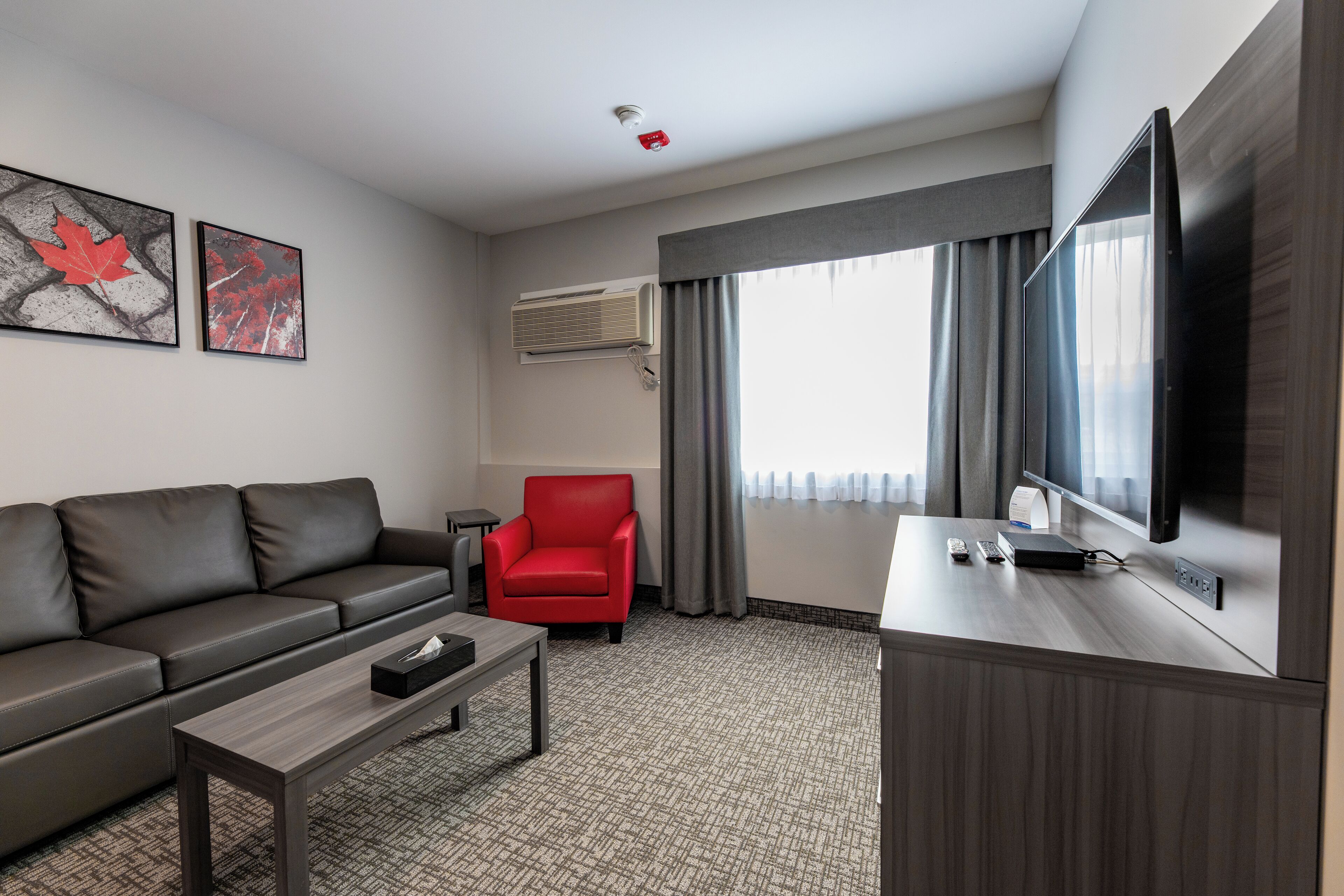 Familien-Suite, 2 Schlafzimmer, Kochnische | Wohnbereich | Fernseher