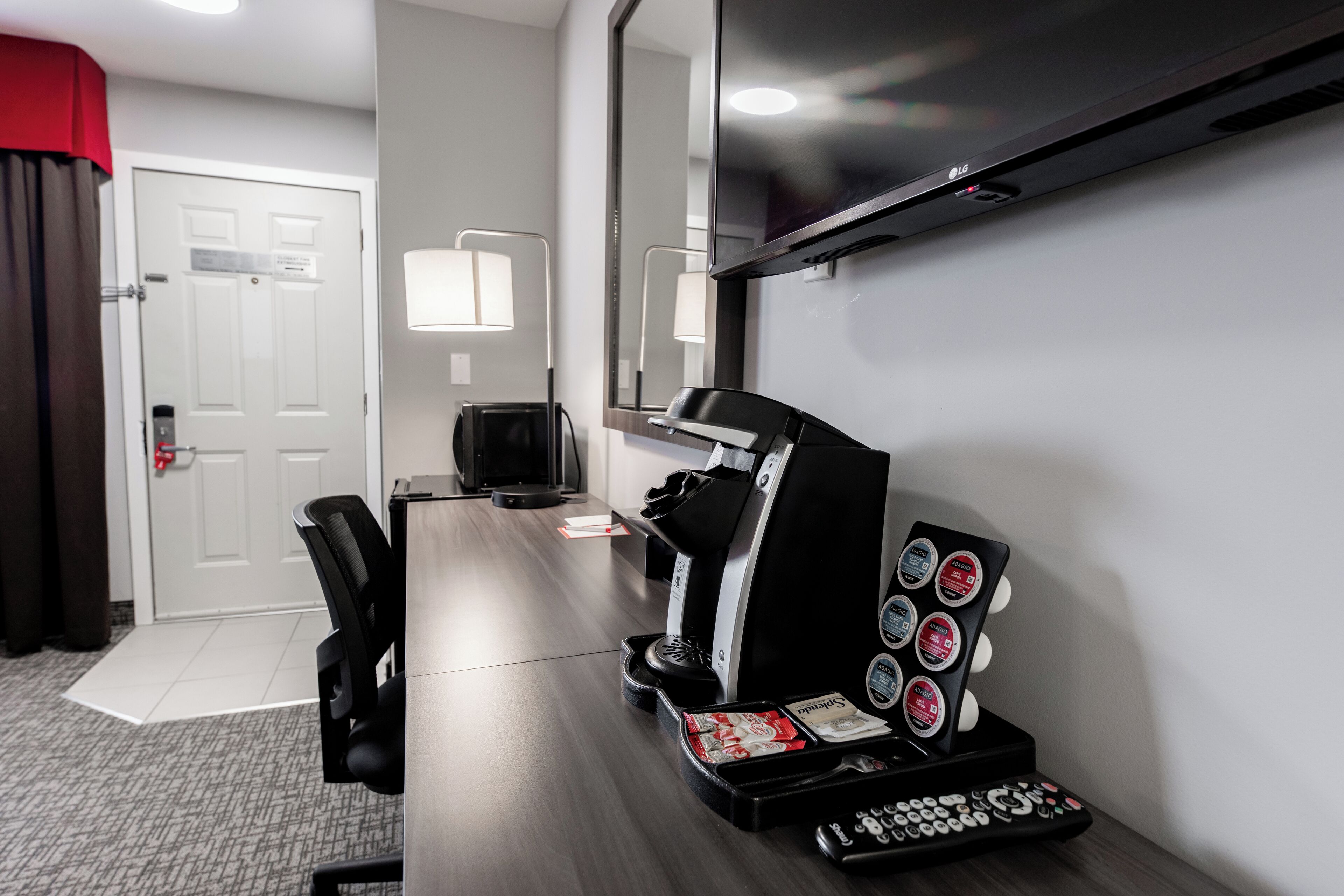 single queen exterior access | hypo-allergenic bedding, pillow-top beds, desk, laptop workspace