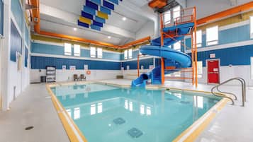 Indendørs pool, åben fra kl. 09.00 til kl. 22.00, liggestole