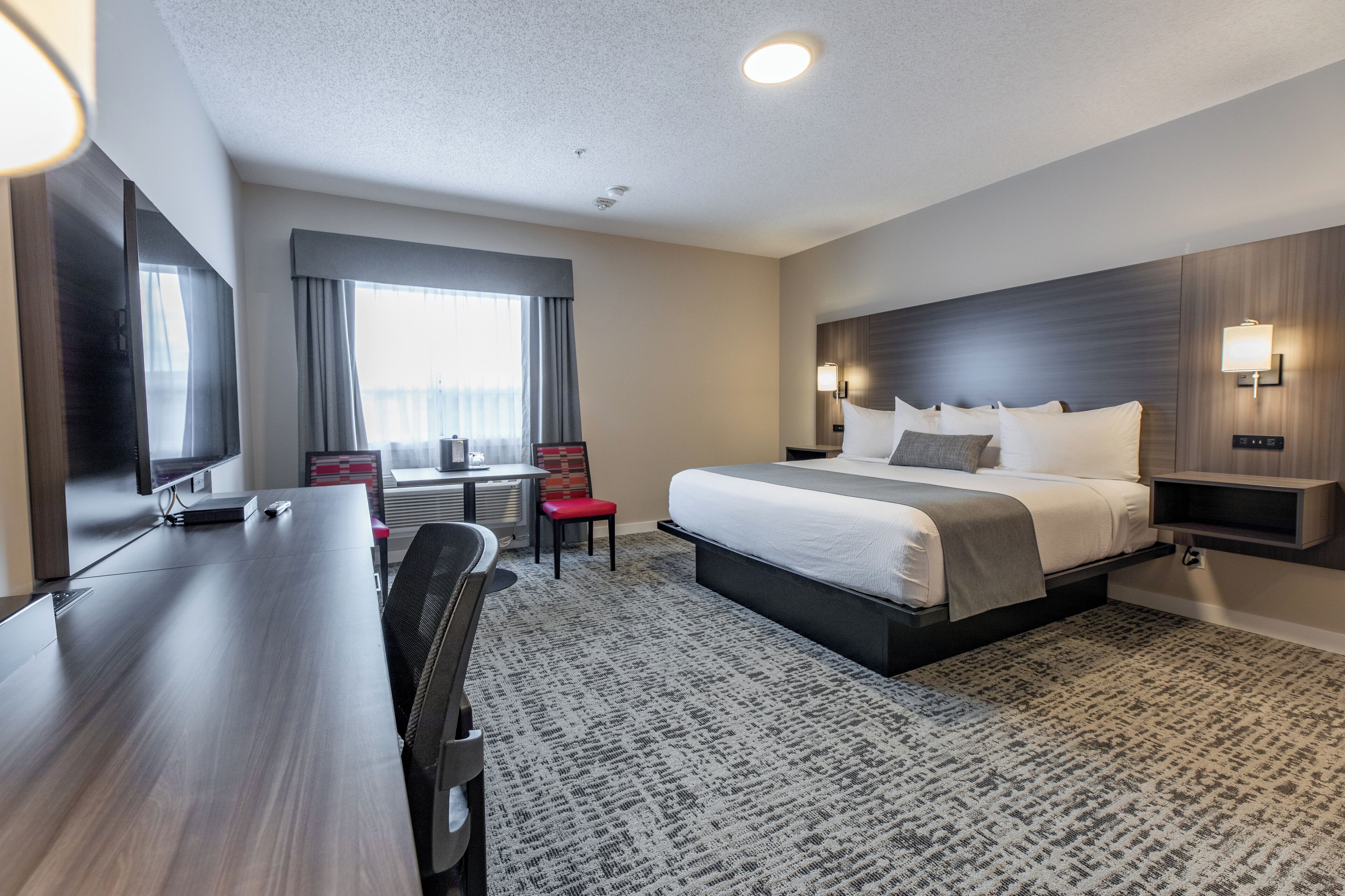 Svit - 1 kingsize-säng - bubbelbad | Allergitestade sängkläder, bäddmadrasser och skrivbord