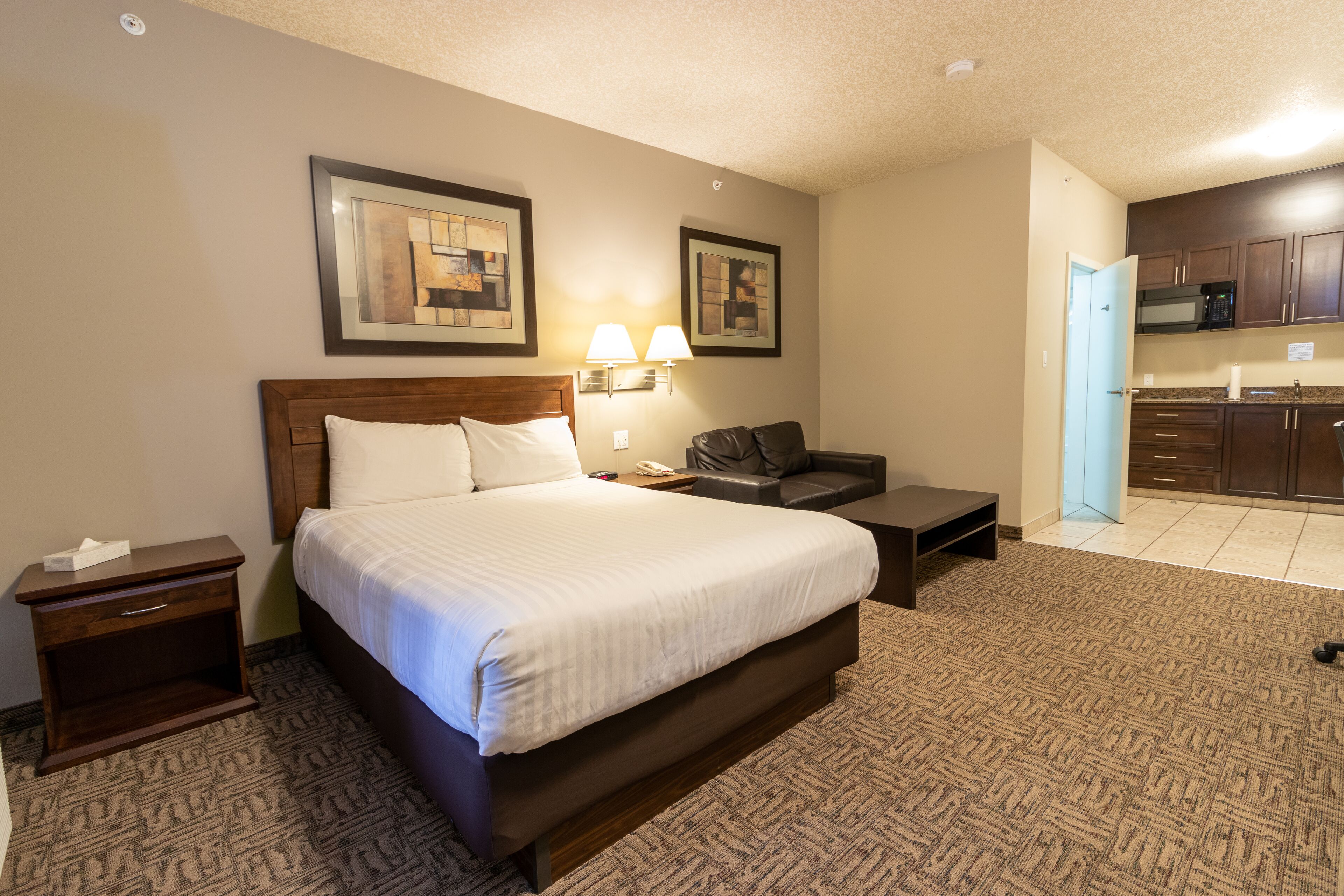 Desk, soundproofing, free WiFi