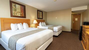 Meja, ruang kerja komputer riba, langsir/tirai gelap terus, kalis bunyi