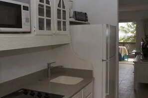 Kühlschrank, Mikrowelle, Herdplatte, Toaster