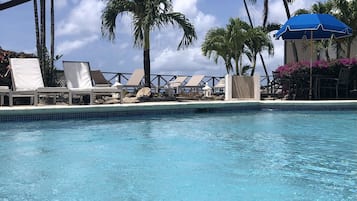 Piscine extérieure, parasols de plage, chaises longues