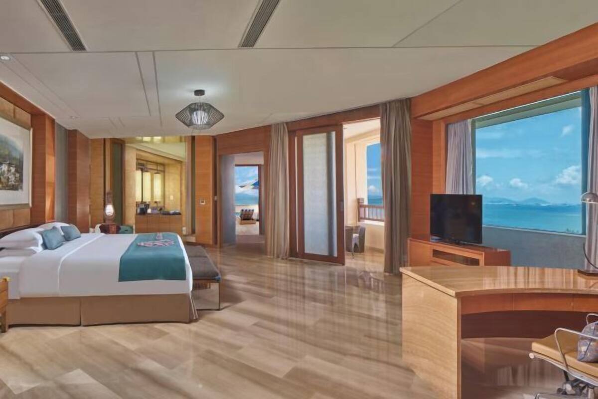 Minibar, in-room safe, alarm clocks