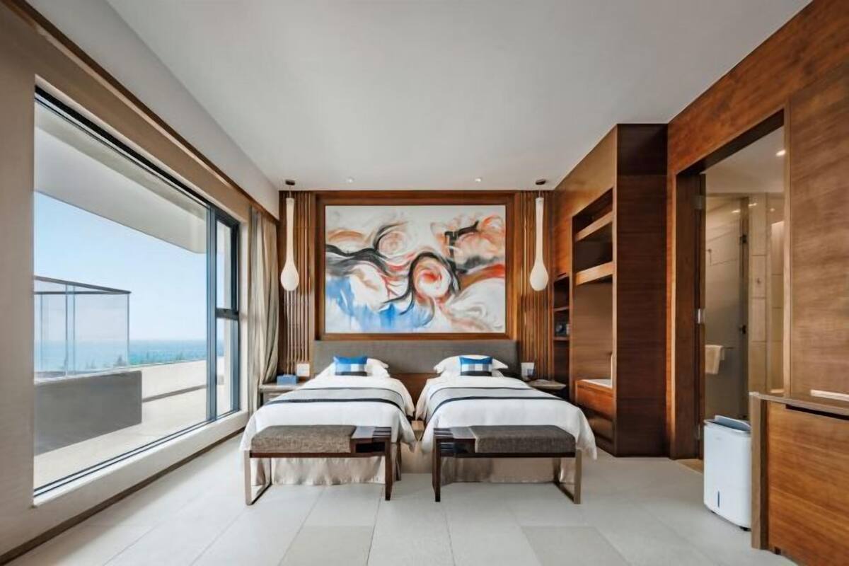 Minibar, in-room safe, alarm clocks