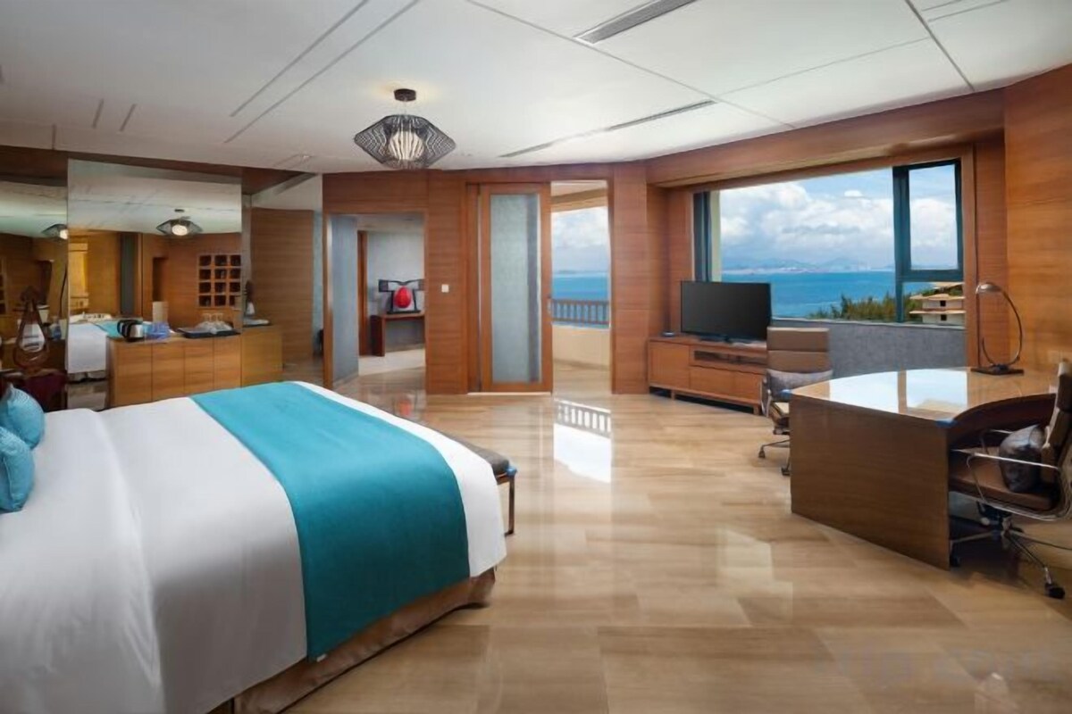 Minibar, in-room safe, alarm clocks