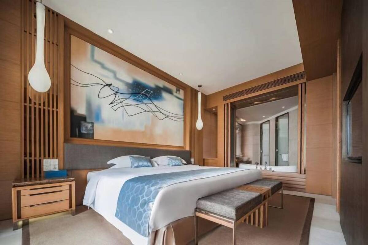 Minibar, in-room safe, alarm clocks
