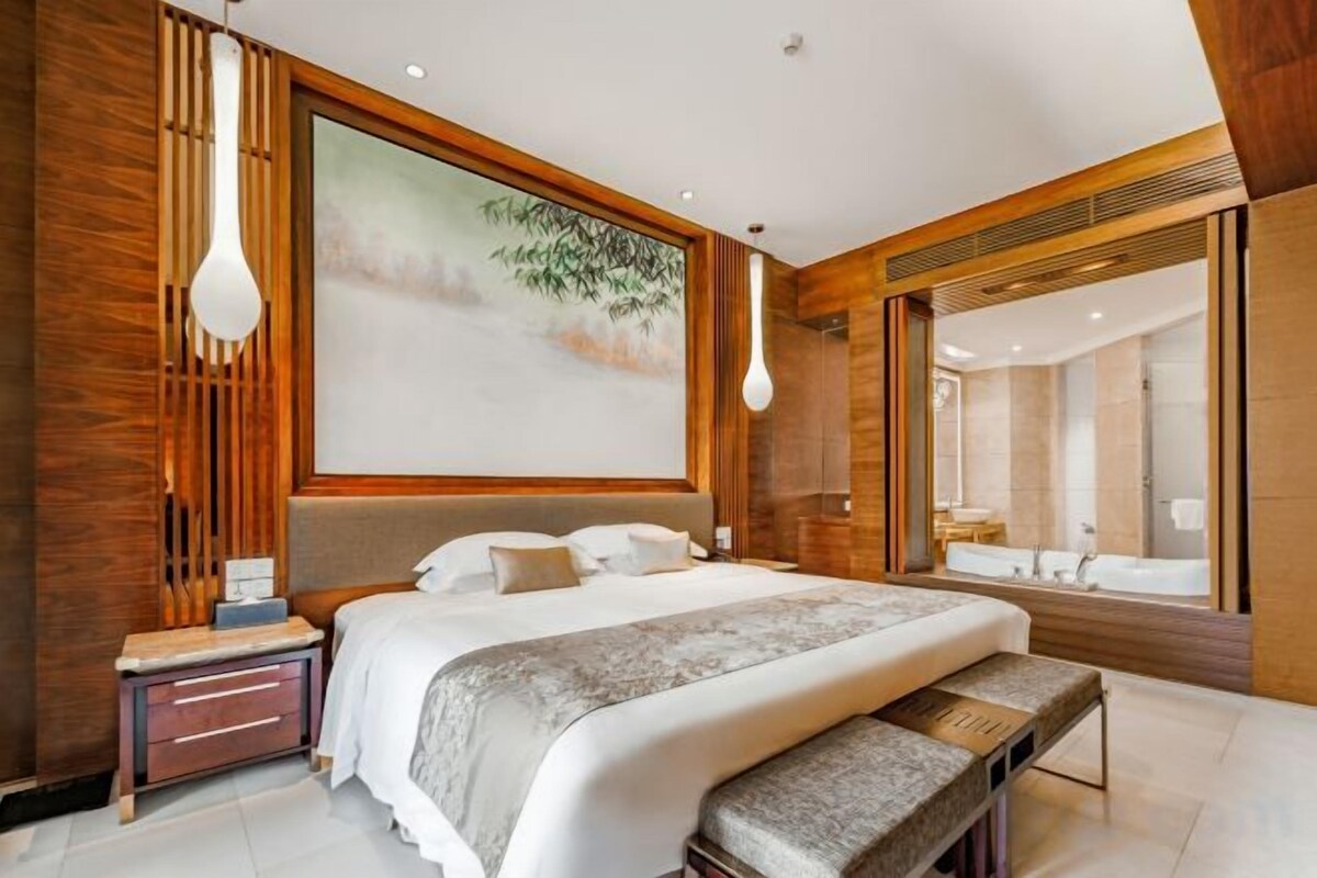 Minibar, in-room safe, alarm clocks