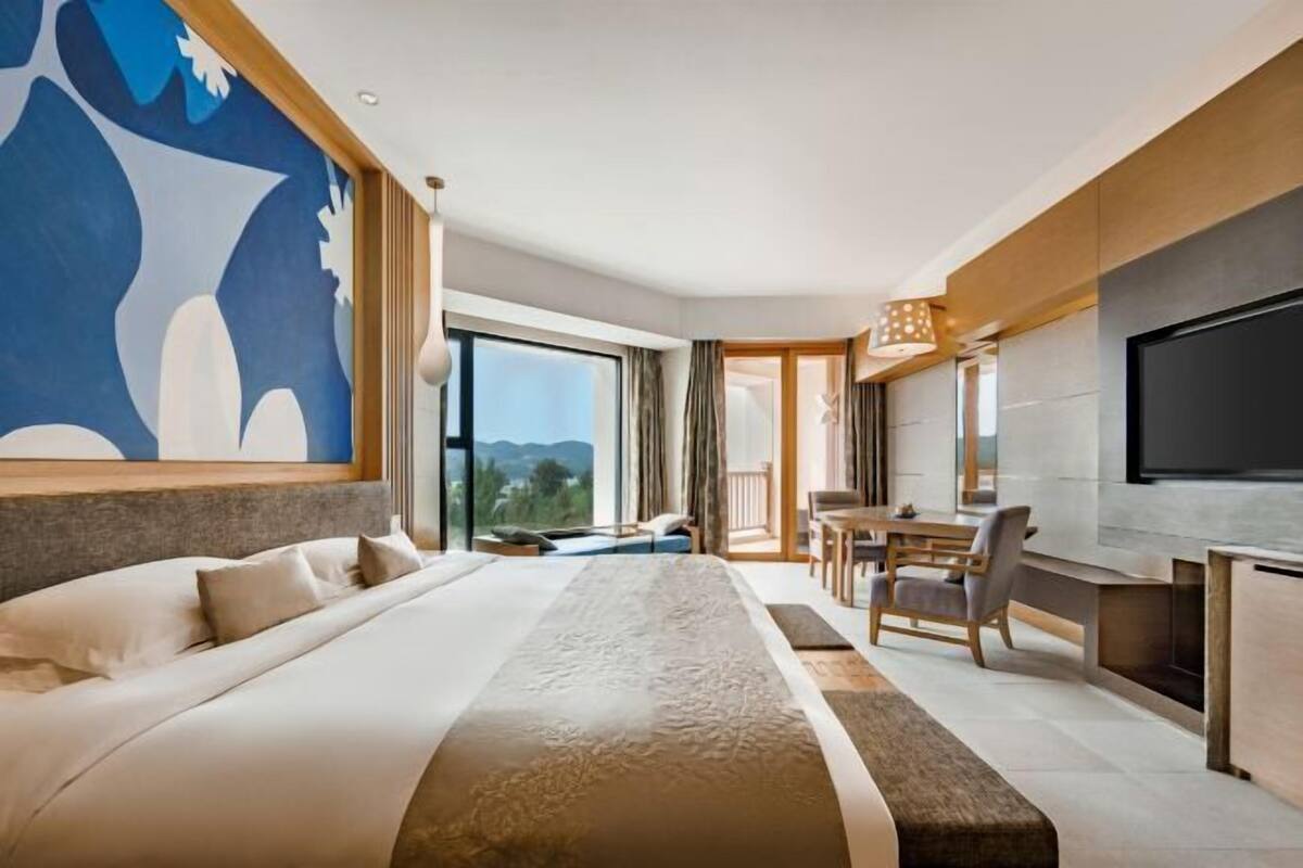 Minibar, in-room safe, alarm clocks
