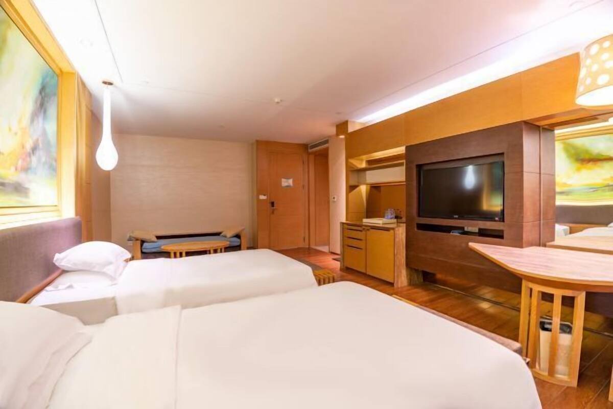 Minibar, in-room safe, alarm clocks