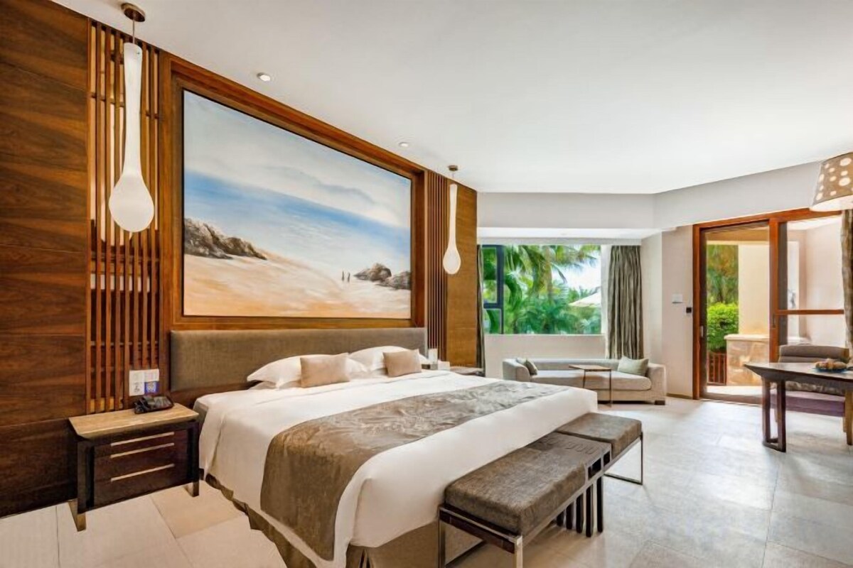Minibar, in-room safe, alarm clocks