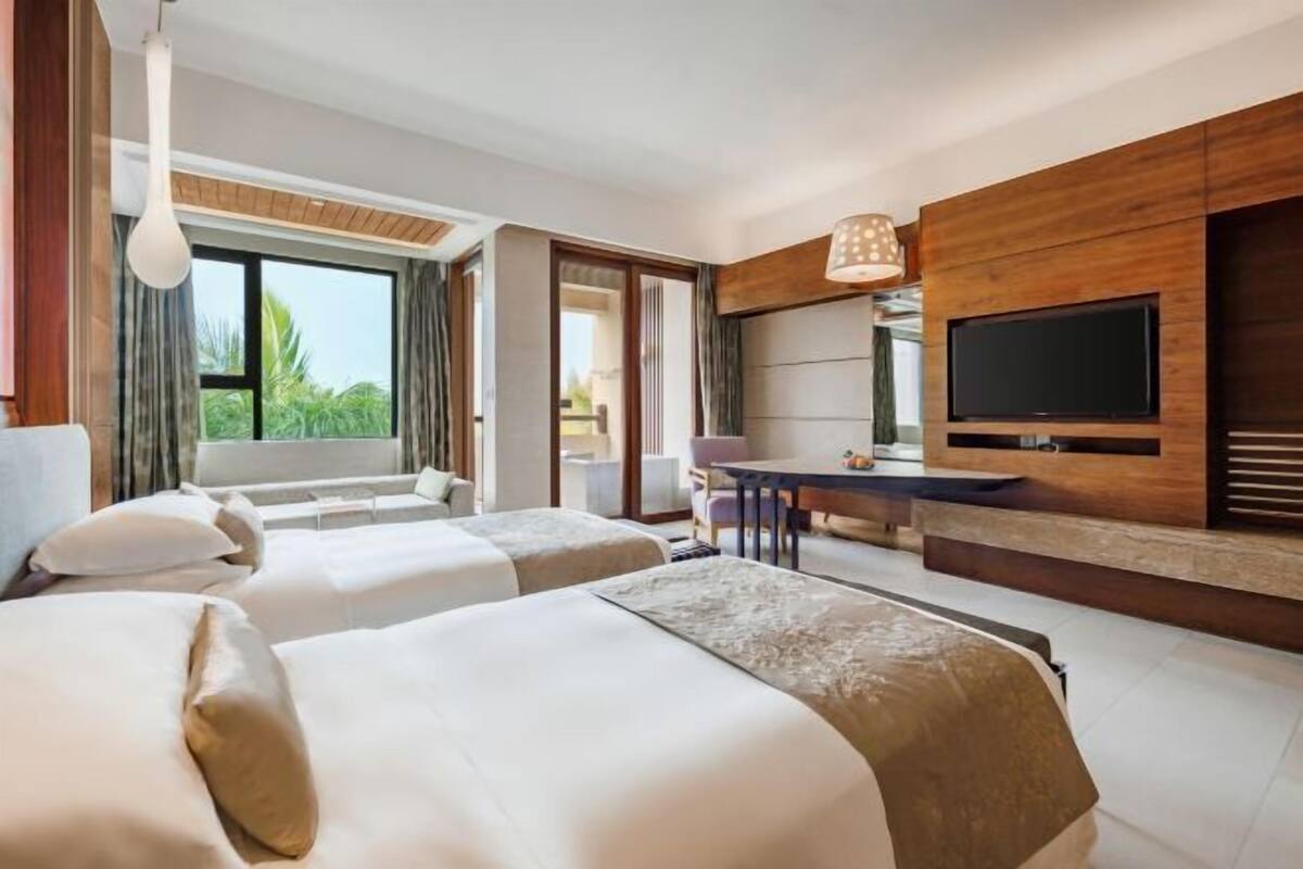 Minibar, in-room safe, alarm clocks