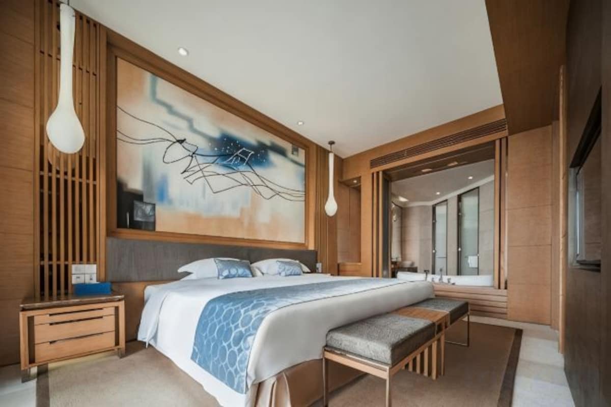 Minibar, in-room safe, alarm clocks