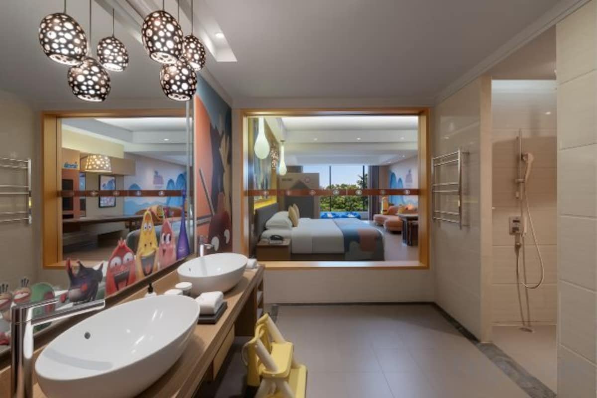 Minibar, in-room safe, alarm clocks