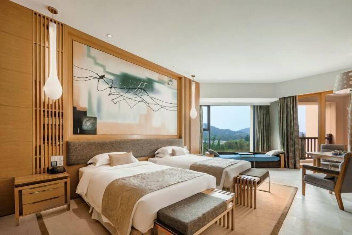 Minibar, in-room safe, alarm clocks
