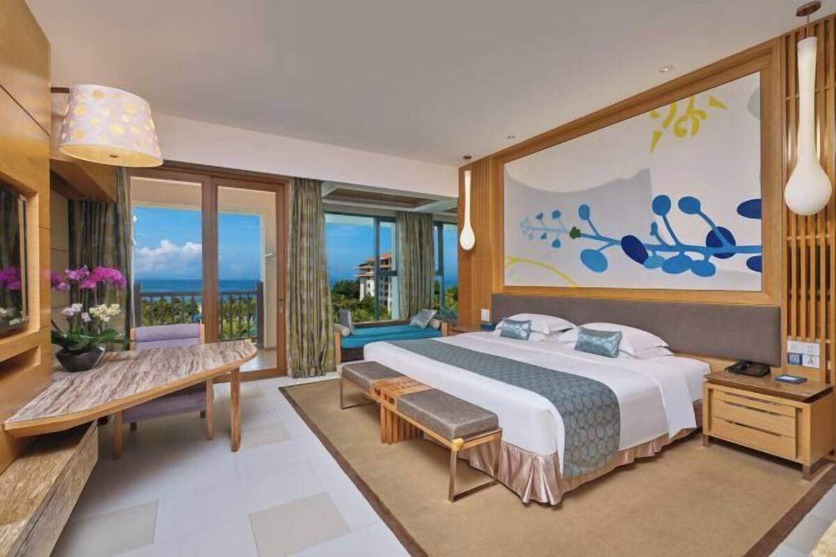 Minibar, in-room safe, alarm clocks