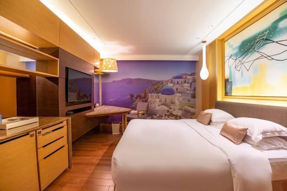 Minibar, in-room safe, alarm clocks