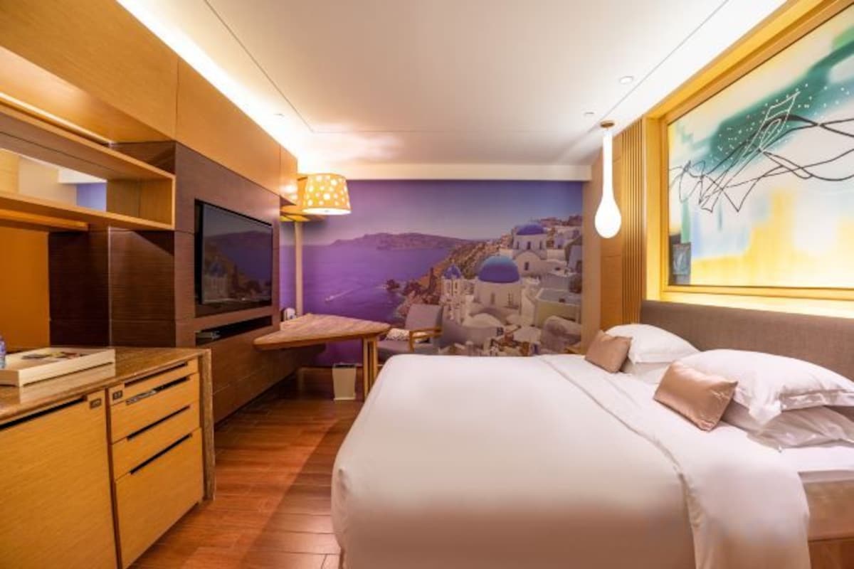 Minibar, in-room safe, alarm clocks