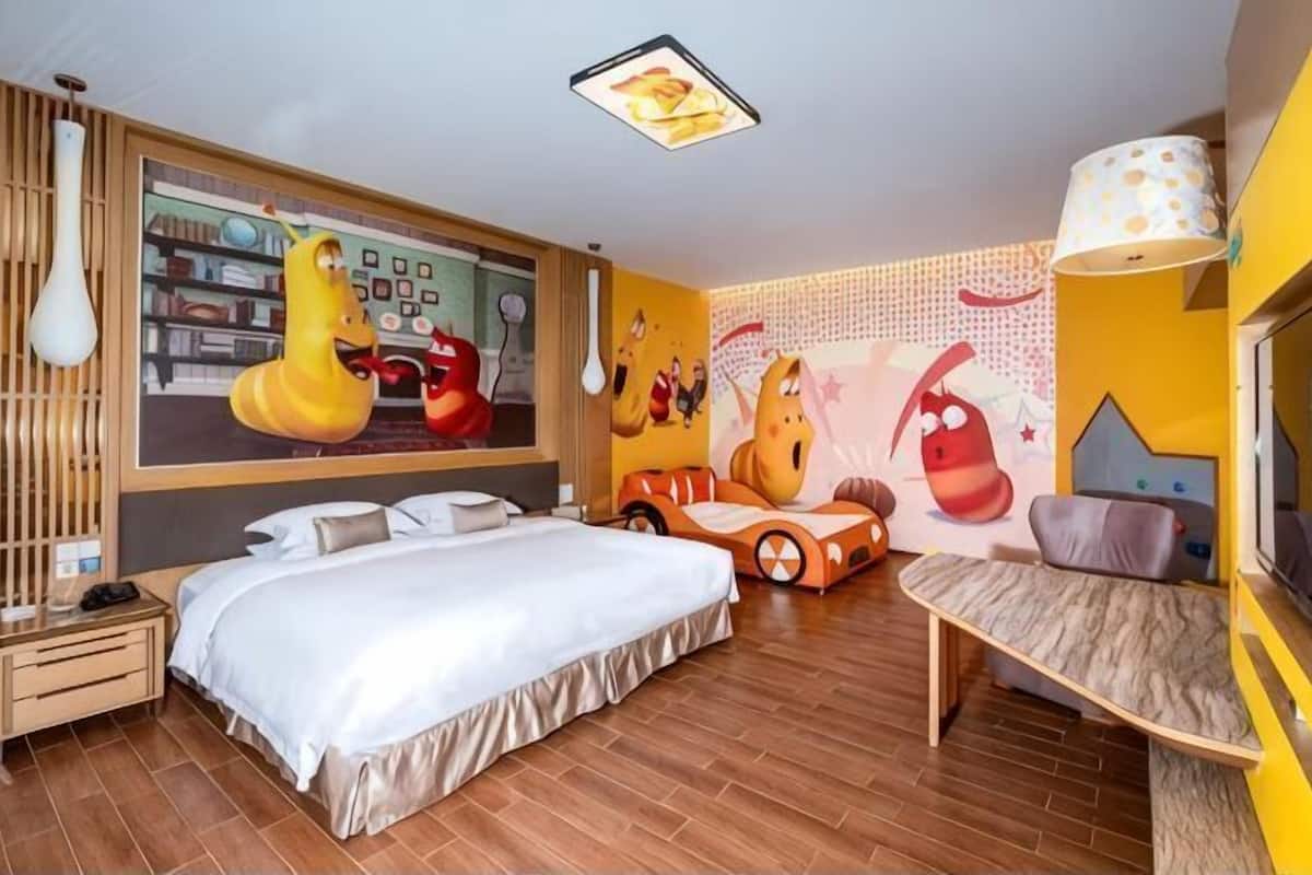 Minibar, in-room safe, alarm clocks