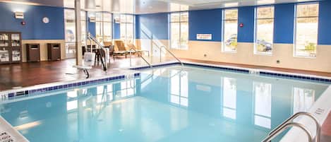 Inomhuspool och solstolar