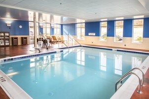 Indoor pool, sun loungers