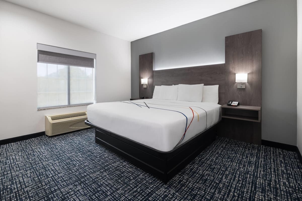 Premium bedding, desk, iron/ironing board, free cots/infant beds