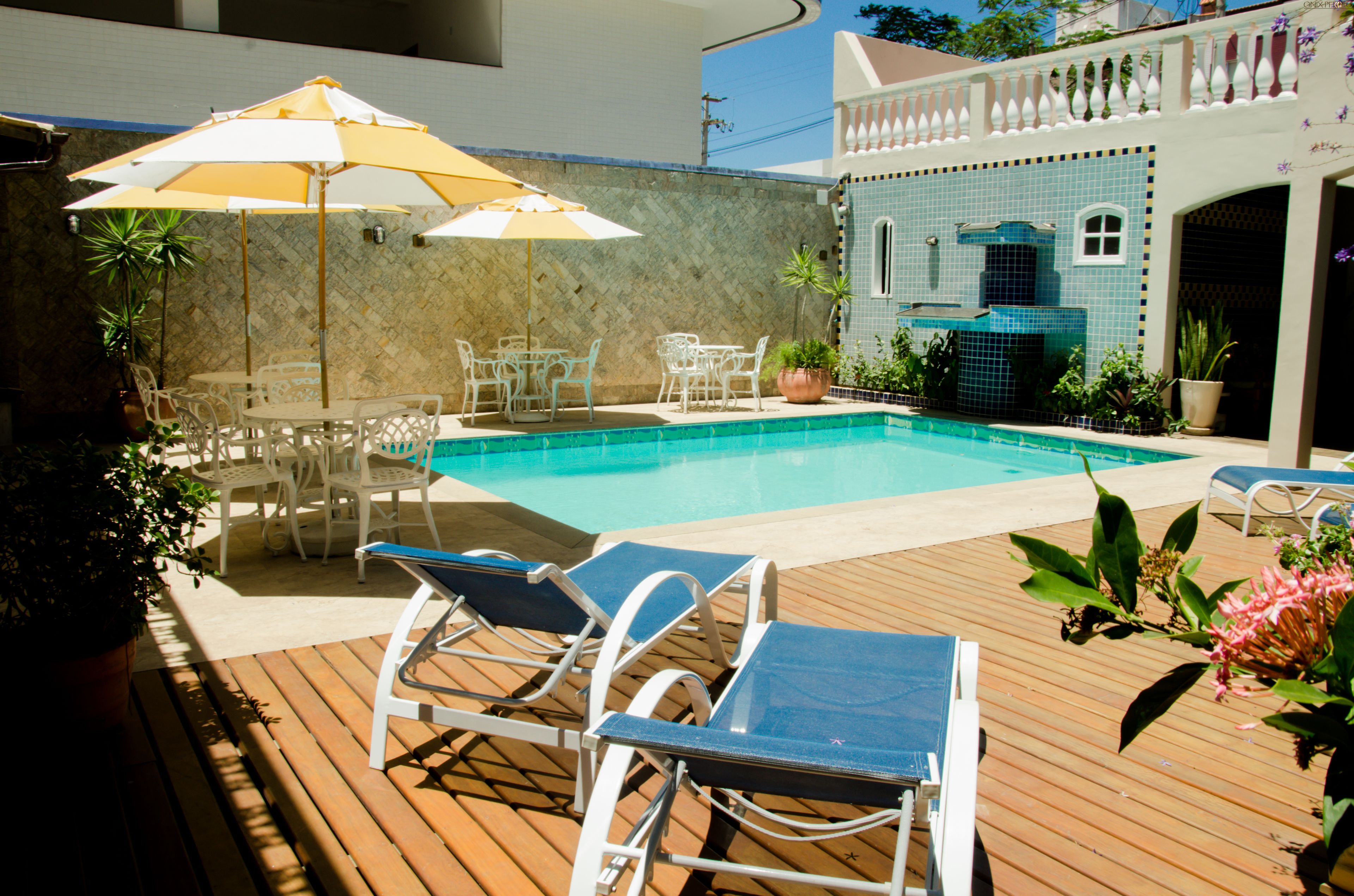 Piscina externa, funciona das 9h às 19h, guarda-sóis, espreguiçadeiras