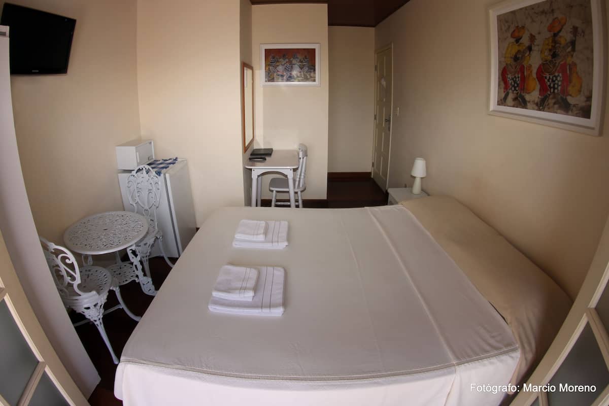 خزنة داخل الغرفة وواي فاي مجانًا وملاءات أسرّة