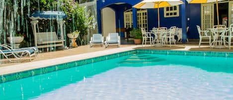 Una piscina al aire libre (de 09:00 a 19:00), sombrillas, tumbonas
