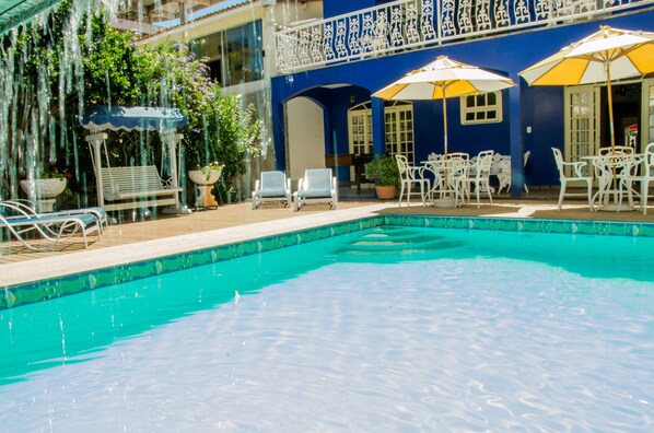Outdoor pool, open 9 AM to 7 PM, pool umbrellas, pool loungers - Pousada Portal Do Mar (Cabo Frio)