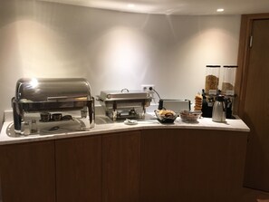 Colazione a buffet a pagamento, servita tutte le mattine 