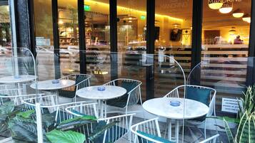 Thức ăn và đồ uống