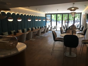 Tägliches Frühstücksbuffet (5 EUR pro Person)
