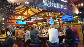 A restaurant with a wooden interior and a sign reading "King's Table Restaurant". - Inn House Hotel (Pattaya)
