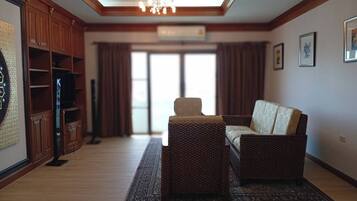 Penthouse Suite | Living area | TV