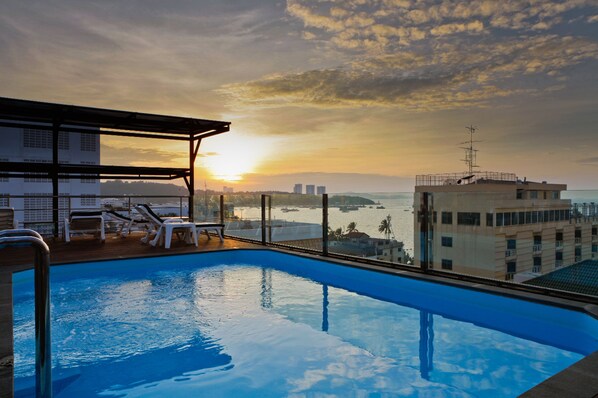 Outdoor pool, sun loungers - Inn House Hotel (Pattaya)