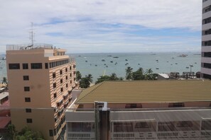 On the beach, beach towels - Inn House Hotel (Pattaya)